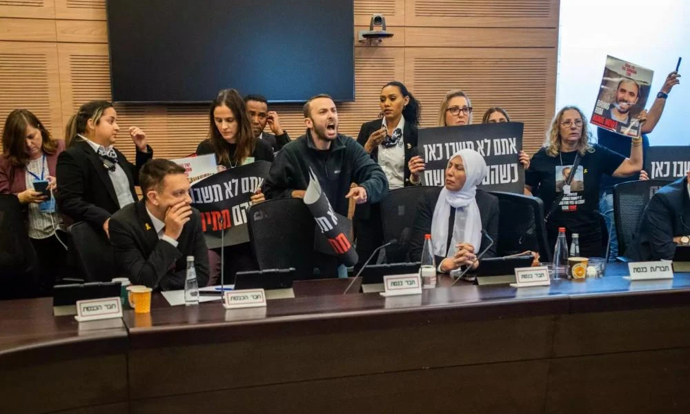 Χάος στο ισραηλινό κοινοβούλιο: Συγγενείς ομήρων της Χαμάς εισέβαλαν στην Κνεσέτ